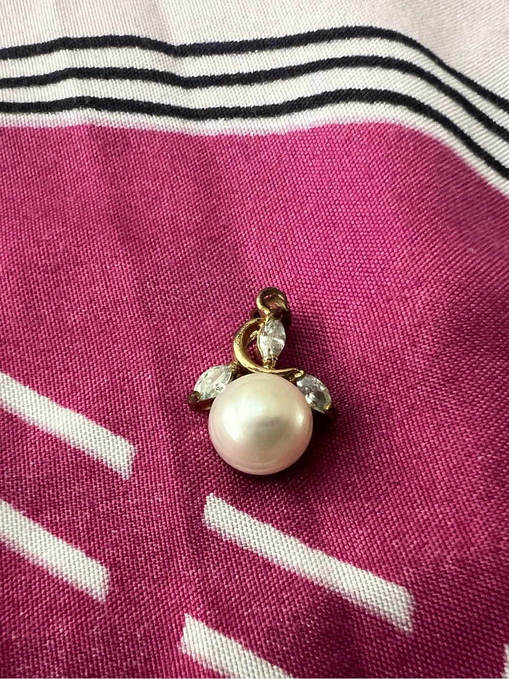 Classic Pearl Pendant with Gold Accents